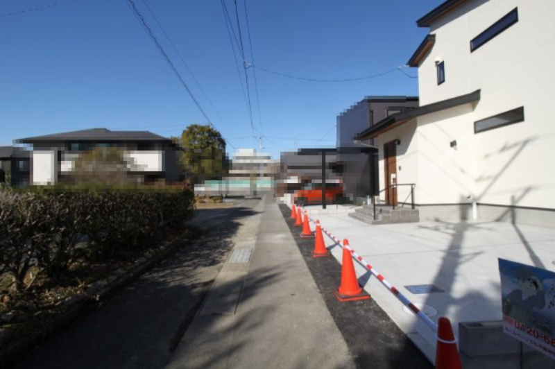 朝倉本町　新築戸建　中号地（全3区画）　の前面道路含む現地写真|一方道路：西側　