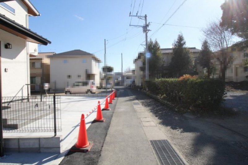 朝倉本町　新築戸建　中号地（全3区画）　の前面道路含む現地写真|一方道路：西側　