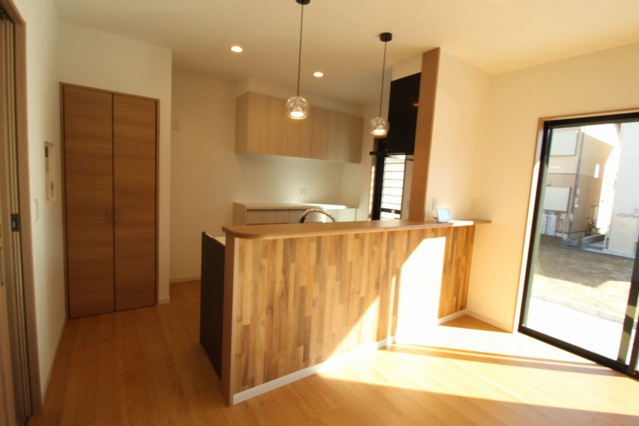 朝倉本町　新築戸建　中号地（全3区画）　の居間・リビング|おしゃれなダウンライト！
ＬＤＫ　15.67帖