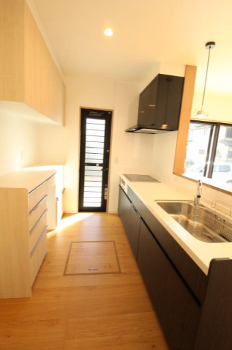 朝倉本町　新築戸建　中号地（全3区画）　のキッチン|勝手口もあります！