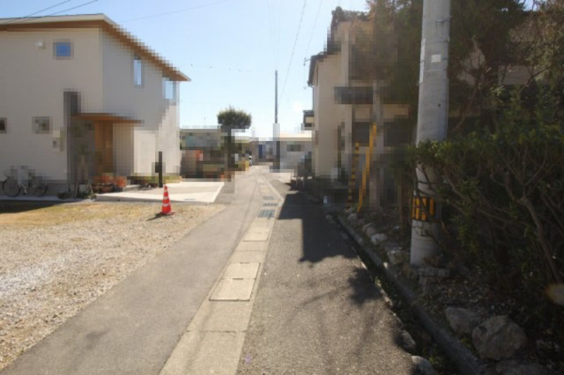 朝倉本町　新築戸建　南号地　太陽光発電5.28kw（全3区画）の前面道路含む現地写真