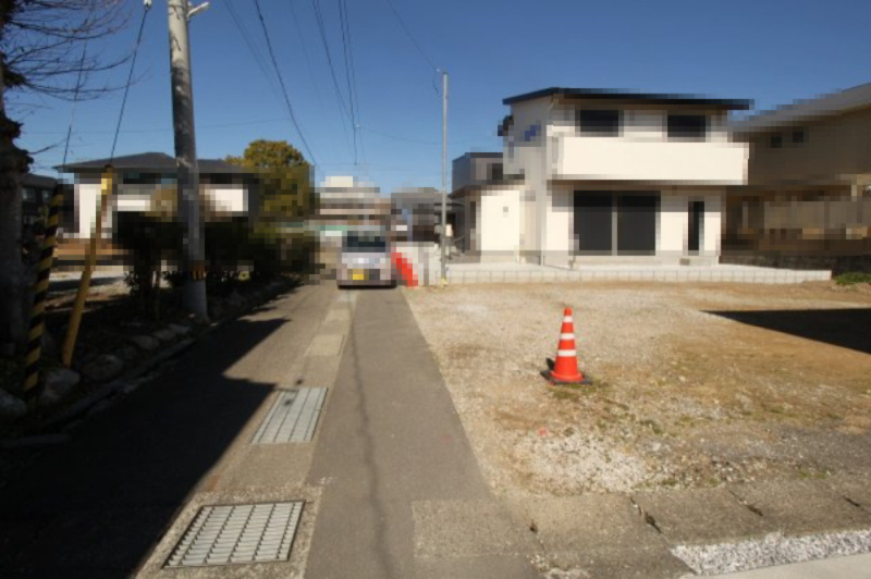 朝倉本町　新築戸建　南号地　太陽光発電5.28kw（全3区画）の前面道路含む現地写真
