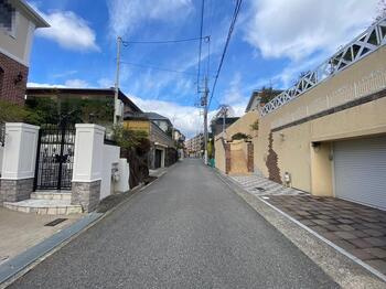 【前面道路含む現地写真】 | 西宮市　松ヶ丘町　中古戸建