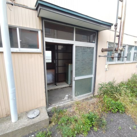 三條アパートの玄関