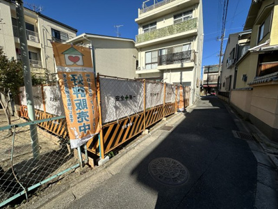 【前面道路含む現地写真】 | 花園巽南町　売土地（建築条件付） | スーパーやコンビニ、薬局など周辺施設充実しています♪