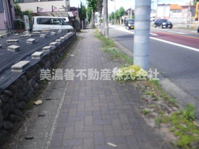 ５６１７４　岐阜市鷺山土地の前面道路含む現地写真