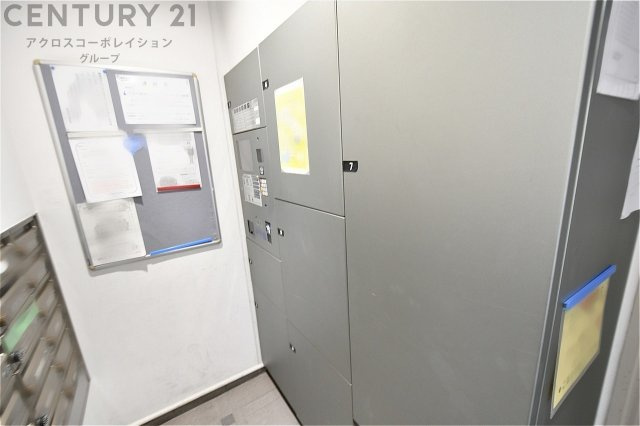 宅配ボックスは荷物の受け取りや配達が便利で安全です。不在時でも荷物が確保され、盗難や損傷のリスクが減少。受け取り時間の柔軟性が向上。外出先からでも荷物の受け取りや預けが可能となります。