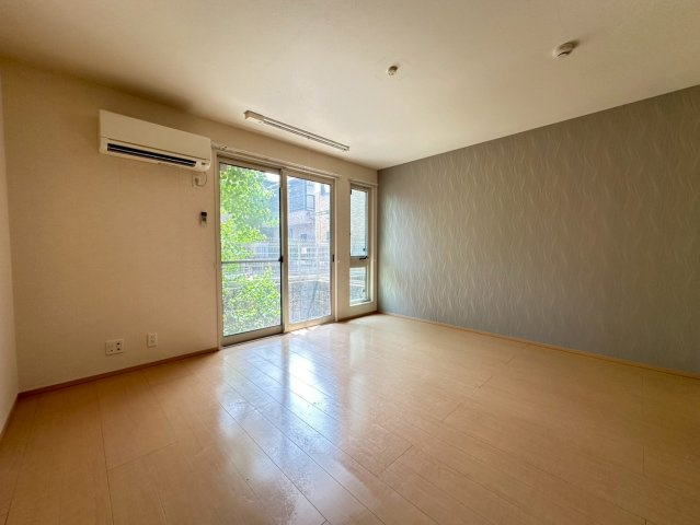 セレナ中条の洋室