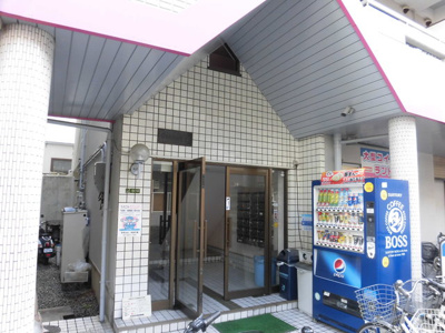 【エントランス】 | センチュリー２１ | 自動販売機のあるエントランスです。