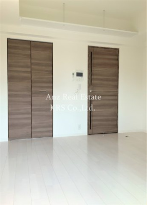 【居間・リビング】 | ミラージュパレス南堀江 | ダークブラウンの建具と白との組み合わせがオシャレです！