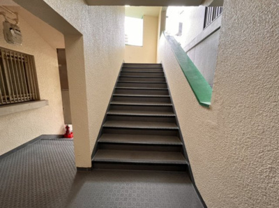 【その他共用部分】 | エバーグリーン新大阪 | 共用階段です