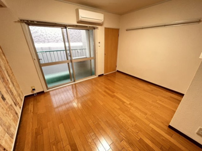 【居間・リビング】 | エバーグリーン新大阪 | ゆったり過ごせる洋室です