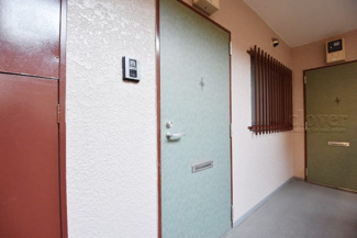 【その他共用部分】 | 皆様をお迎えする、お部屋の玄関ドア。開けやすさや開放角度、ドアノブの操作しやすさや鍵の形状などを、現地で一度ご確認ください。～即日のご見学可能～　お問合せはお気軽にどうぞ。
