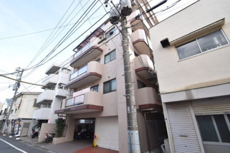 【外観】 | さほど大きなサイズではありませんが、清潔感があり、好感の持てるマンション外観。ぜひ一度、現地でご覧ください。～即日のご見学可能～　お問合せはお気軽にどうぞ。