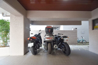【駐車場】 | 屋根付きのバイク置き場。空きの有無や駐車料金、サイズおよび排気量規定などについては、改めてお問い合わせください。～即日のご見学可能～　お問合せはお気軽にどうぞ。