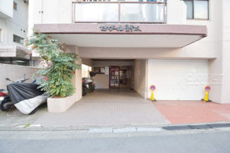 【エントランス】 | お客様を、そして住人を出迎えてくれるマンションのエントランス。ゴミが落ちていないことからも、管理状態の良さや住民の節度の高さが見て取れます。～即日のご見学可能～　お問合せはお気軽にどうぞ。