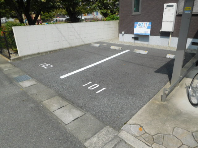 シャーメゾン華の駐車場