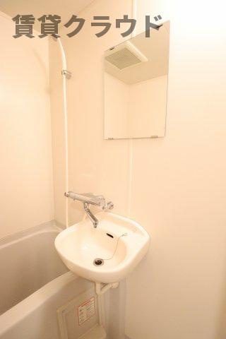 芝コーポ三号館の洗面所|ゆったりとスペースのある洗面所