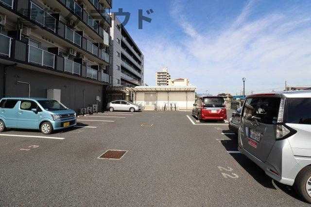 芝コーポ三号館の駐車場|駐車場があるので、車を買う予定の方も安心です