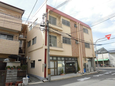 【外観】 | 久楽マンション | 1階がケーキ屋さんで明るい雰囲気のマンションです。