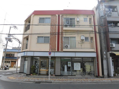 【外観】 | 久楽マンション | 1階がケーキ屋さんで明るい雰囲気のマンションです。