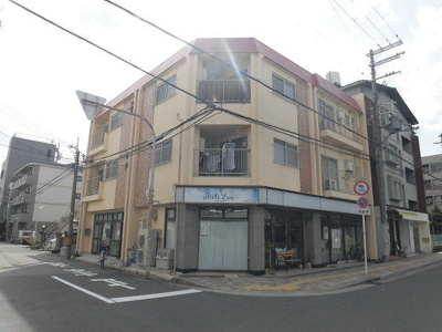 【外観】 | 久楽マンション | 1階がケーキ屋さんで明るい雰囲気のマンションです。