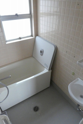 【浴室】 | 鈴が台団地分譲住宅A棟 | 浴室に窓　※写真は入居前に撮影したものです