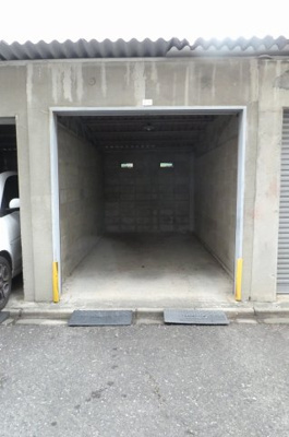 【駐車場】 | 鈴が台団地分譲住宅A棟 | ※駐車場について、本物件に駐車場は設置されていませんが専用倉庫に駐車可能です。（但し車種による）詳細はお問合せ下さい