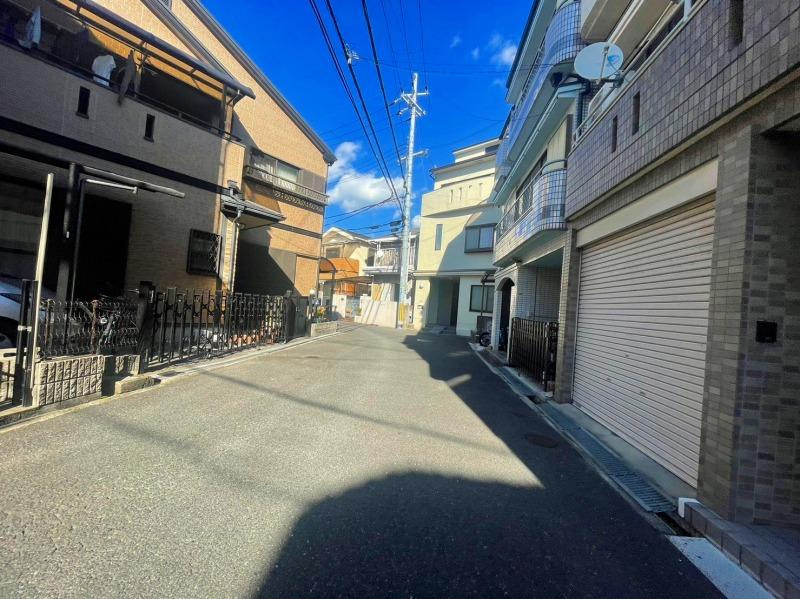 寝屋川市若葉町　一戸建ての前面道路含む現地写真|■物件内覧・資金計画相談・住宅ローン相談、リフォーム相談、お問合せ受付中■
※当日・翌日のご内覧、ご相談はお電話でのお問合せがスムーズです！