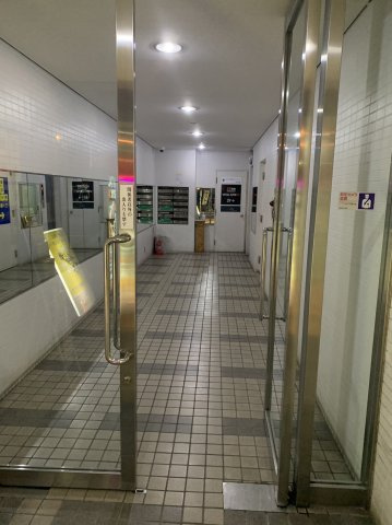 オークビルディングの玄関