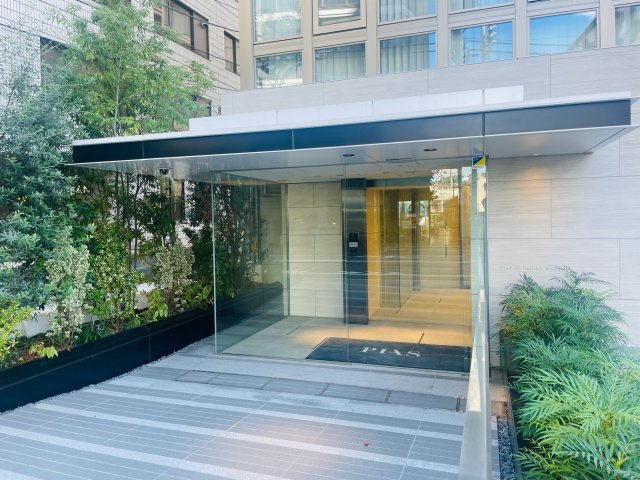 ピアース新宿三丁目のエントランス