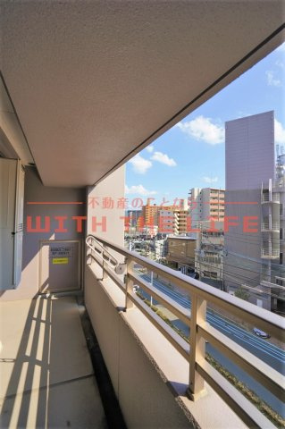 アポロ久留米東町【キャッシュバック対象物件】のバルコニー|外からの目が気にならないバルコニーで洗濯物が干せます