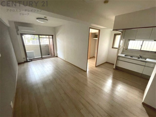 リビングダイニングは家族や友人とのコミュニケーションを楽しむ場所でくつろぎながら食事や会話を楽しめ、多目的に利用できリラックスできる空間です。家庭内の中心として機能し、快適な生活をサポートします。