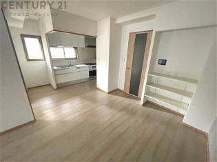 キッチン前のダイニングスペース。ダイニングセットを置いても十分な広さを確保。