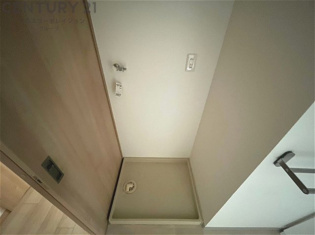 洗濯物の仕分け作業がしやすく、整理整頓が容易になります。洗濯音や湿気を他の部屋に持ち込まず、生活環境を快適に保ちます。上部を活用すれば収納スペースを確保でき洗剤や洗濯用品の整理もしやすくなります。