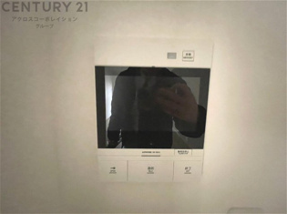 訪問者が来たときにテレビ画面で確認できるため、安心してドアを開けられます。録画機能があるものもあり、留守中に来訪者を記録しておくことができます。利便性が高く、セキュリティ面でも安心です。