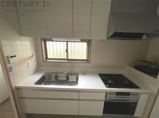 壁付けシステムキッチンはスペースの最大限の有効活用が可能で、動線がスムーズになり調理や準備が快適で効率的に行えます。収納スペースや吊り戸棚が設けられ、調理器具や食器類をスマートに収納できます。