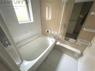 ユニットバスは省スペースでありながら、シンプルな設計と使いやすさを備え、簡便なメンテナンスが可能です。大きな窓付きで換気にも便利です。またミラー・小物置き場もあり便利です。