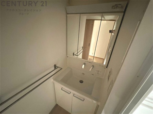 衣服の収納や脱ぎ着や整理整頓がしやすく、湿った衣類を乾燥させるスペースがありカビや臭いの発生を防ぎます。床の汚れを他の部屋に持ち込まず清潔を保つことができます。また快適な入浴環境の整備にも役立ちます。