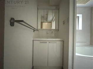 化粧品や洗顔料、歯ブラシなどの必需品をまとめて置ける収納スペースがあり、使用するたびに取り出す手間が省けます。また、水回りのため、濡れても大丈夫な素材が使用されており、お手入れが簡単です。