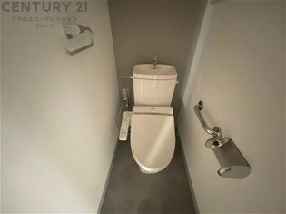 温水洗浄便座付トイレは温水洗浄機能により、暖かい水でおしりを洗浄することができ、冷たい水を使う従来の便座に比べ、温水洗浄機能で暖かいトイレを提供し、快適な使用を可能にします。