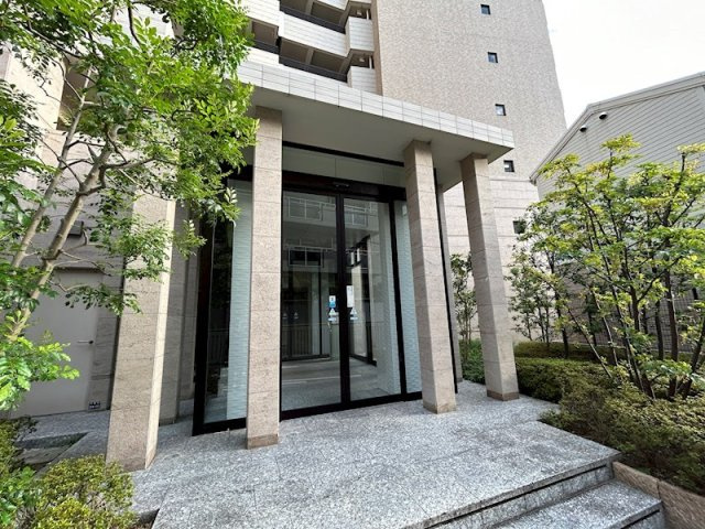 レジュールアッシュ神戸元町のエントランス