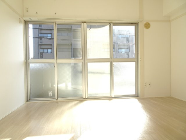 三城ハイツの洋室