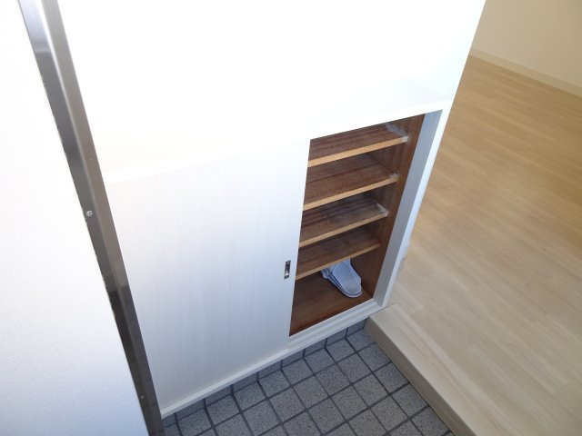 三城ハイツの玄関
