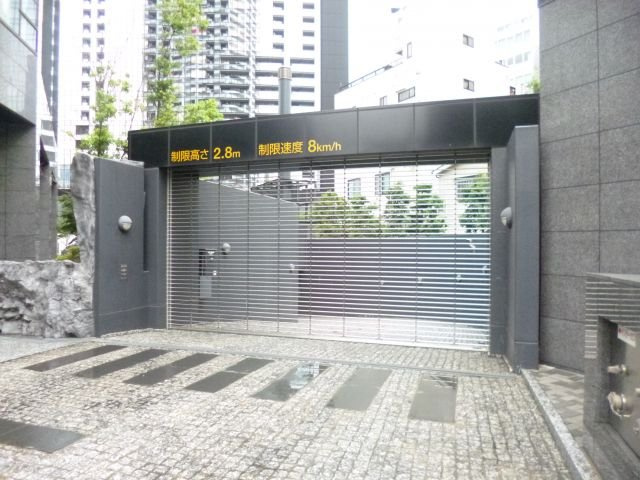 コンシェリア西新宿TOWER'S WESTの駐車場