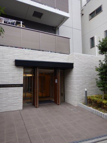 プレサンスロジェ町屋のエントランス