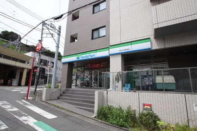 ファミリーマート 県立大学駅前店まで100ｍ