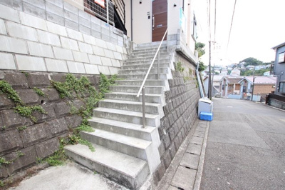 建物に上がる階段