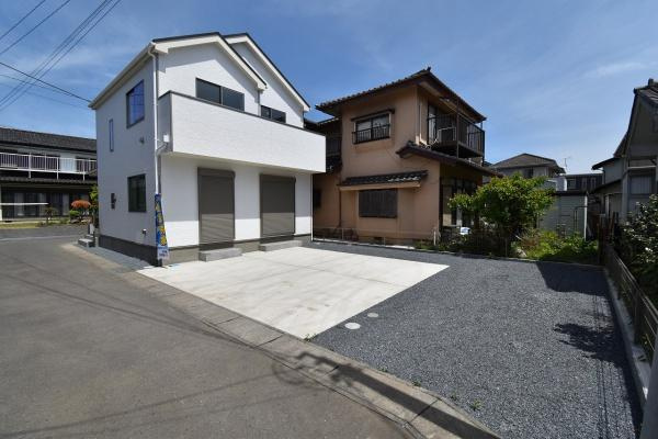 ハートフルタウン 　水戸市姫子　2期　限定１棟！の駐車場|駐車場は十分なスペース。ご夫婦それぞれ車をご所有の場合や、親戚や友人などが車で来る際も安心です。
気になる他の物件と合わせてのご案内、内覧も可能です。お気軽にお問い合わせください！