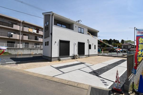 ケイアイフィット　水戸市見川　16期 　限定１棟！の駐車場|駐車場は十分なスペース。ご夫婦それぞれ車をご所有の場合や、親戚や友人などが車で来る際も安心です。
